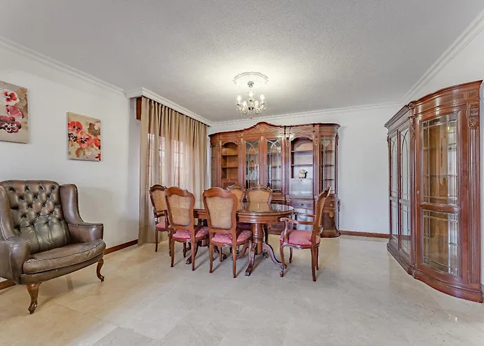 - 3 Bedroom House With Pool Chayofa