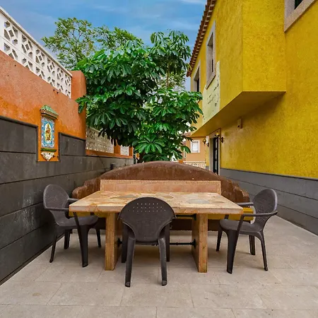 Dom wakacyjny - 3 Bedroom House With Pool