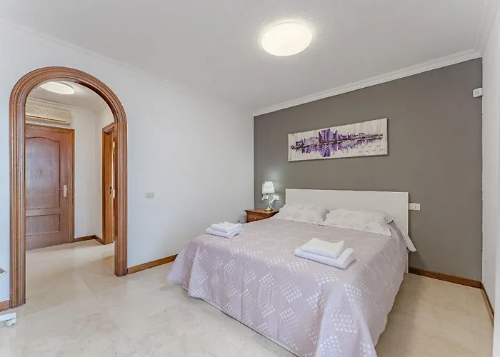 Dom wakacyjny - 3 Bedroom House With Pool