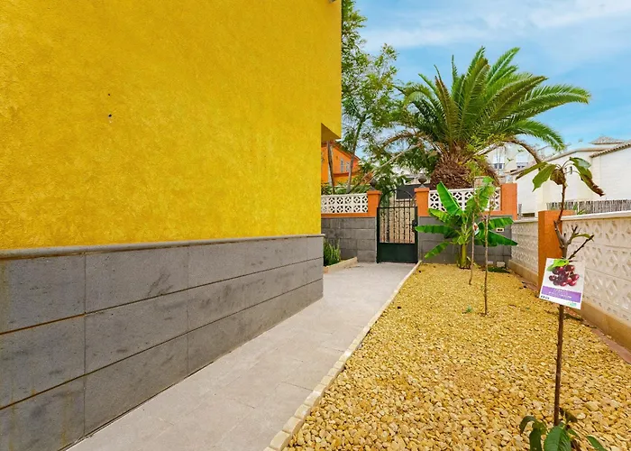 - 3 Bedroom House With Pool *