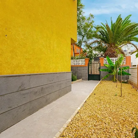 - 3 Bedroom House With Pool *